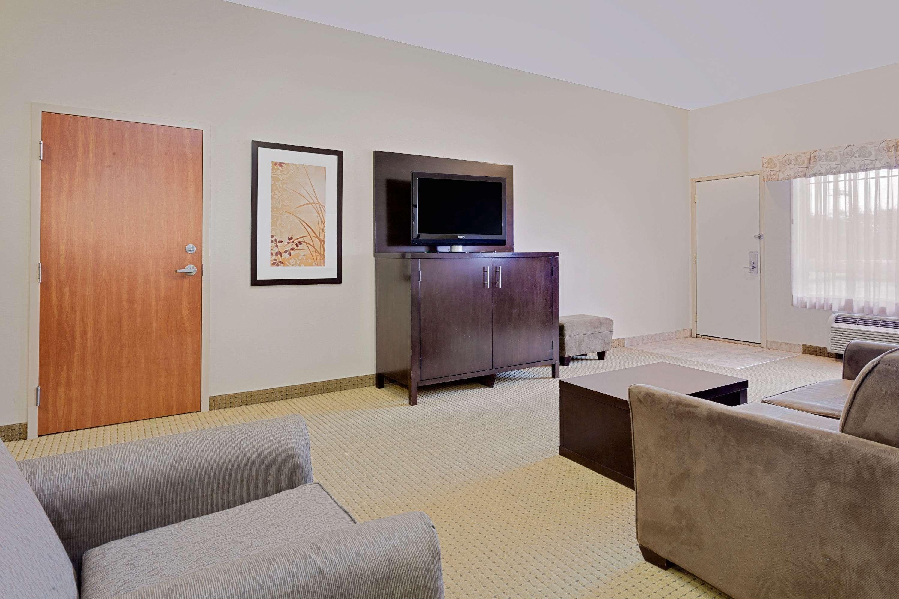 Ramada By Wyndham Lac La Biche Exteriér fotografie