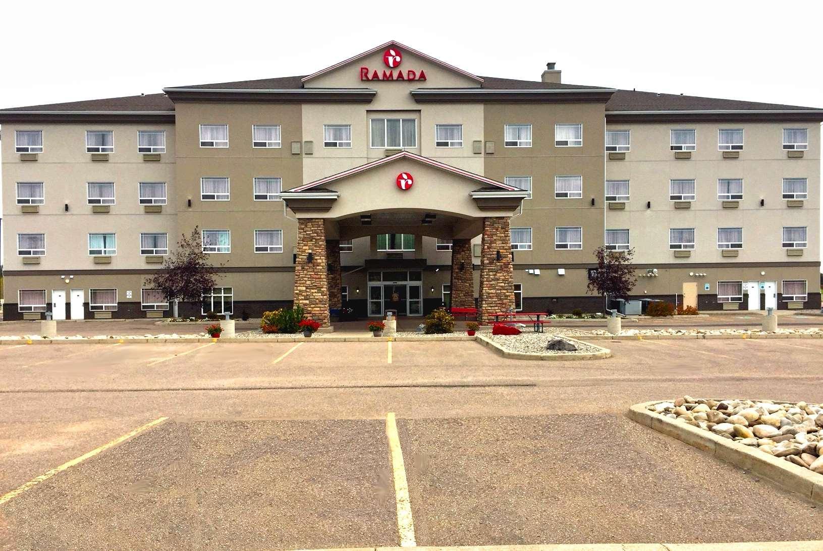 Ramada By Wyndham Lac La Biche Exteriér fotografie
