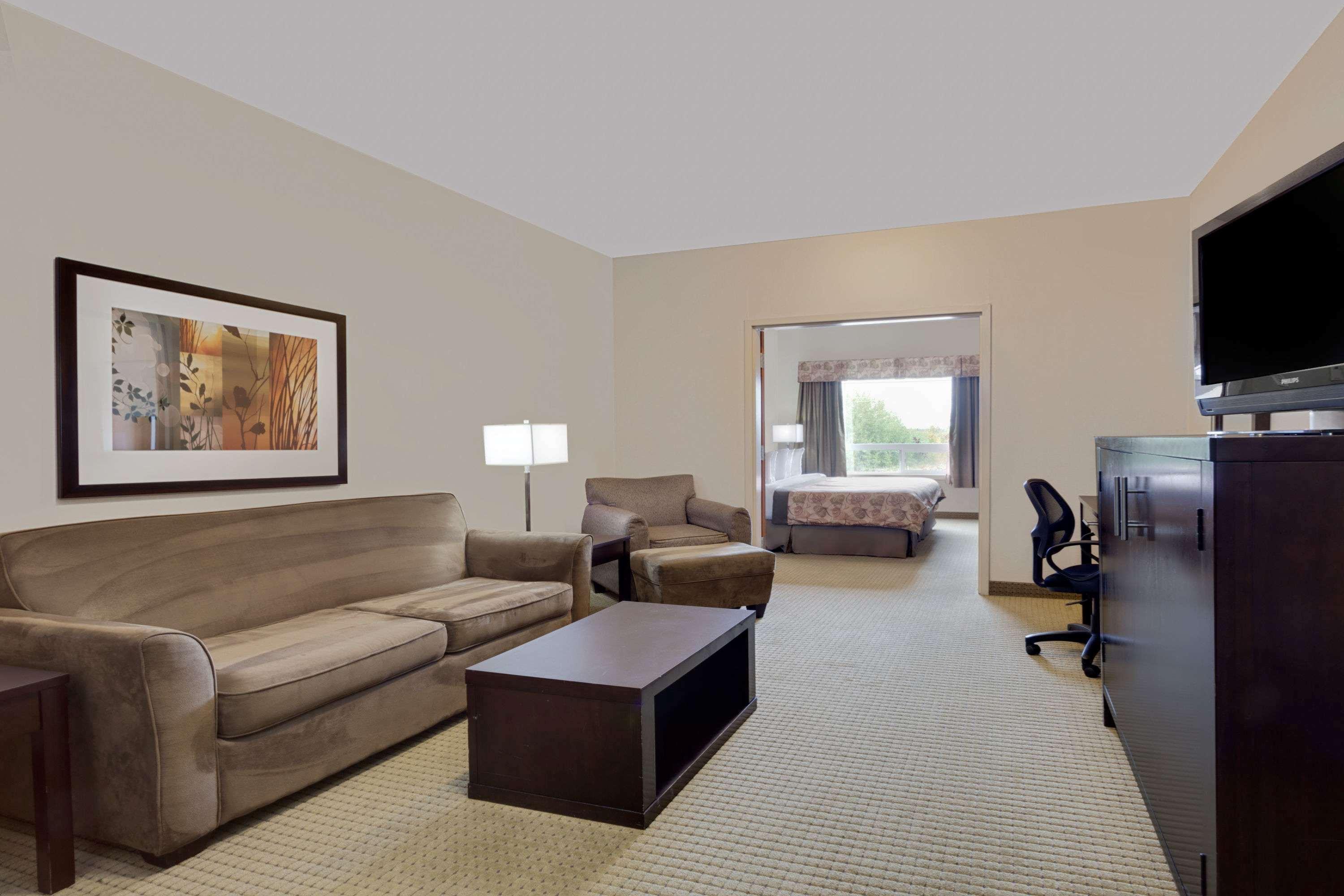 Ramada By Wyndham Lac La Biche Exteriér fotografie