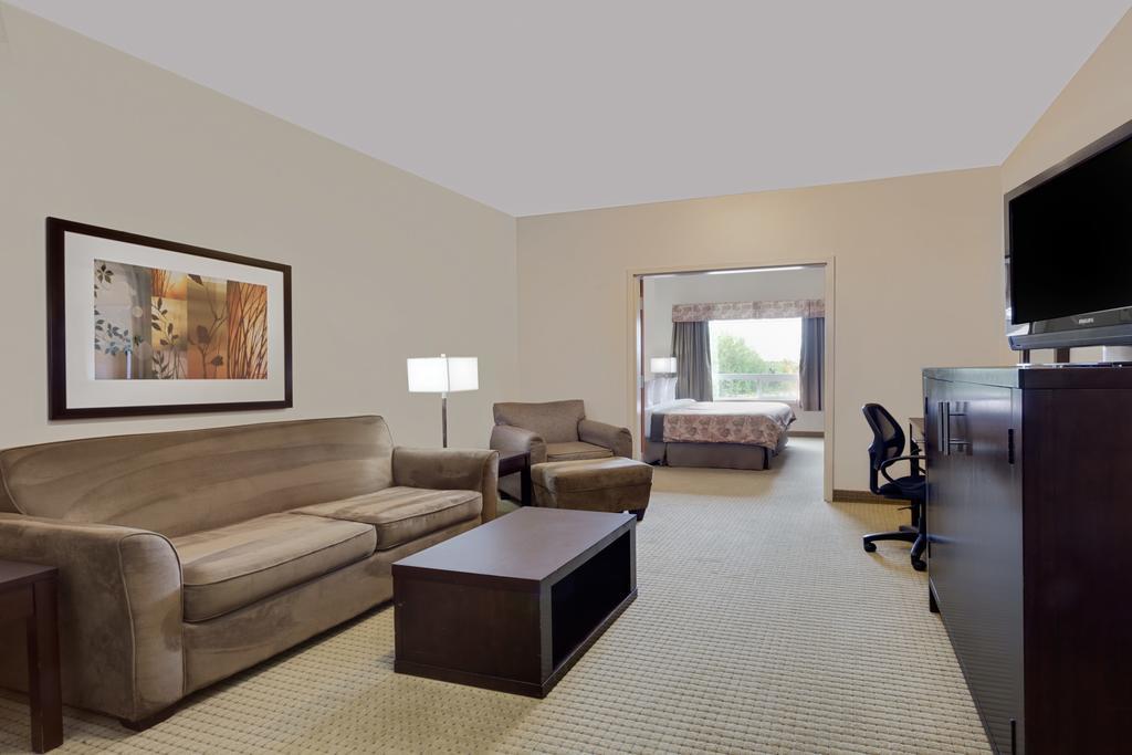 Ramada By Wyndham Lac La Biche Exteriér fotografie